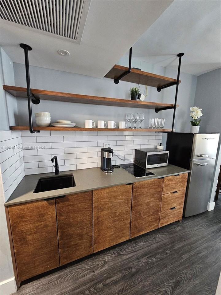 19201 Collins Ave #324 - Photo 4 of 8