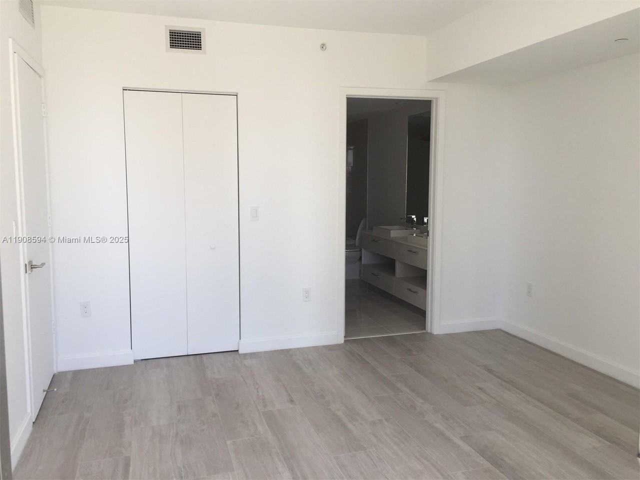 45 SW 9 st #1402 - Photo 2 of 19