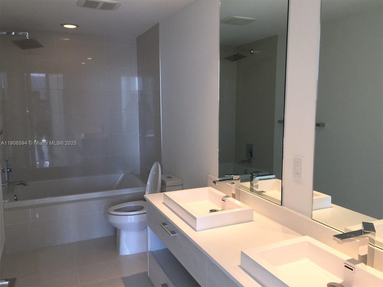 45 SW 9 st #1402 - Photo 3 of 19