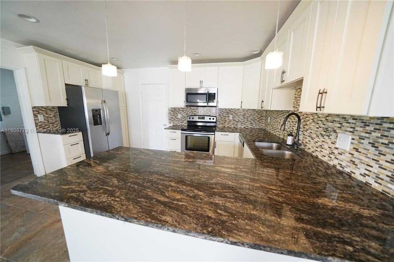 2300 Sw 42nd Ter - Photo 3 of 15