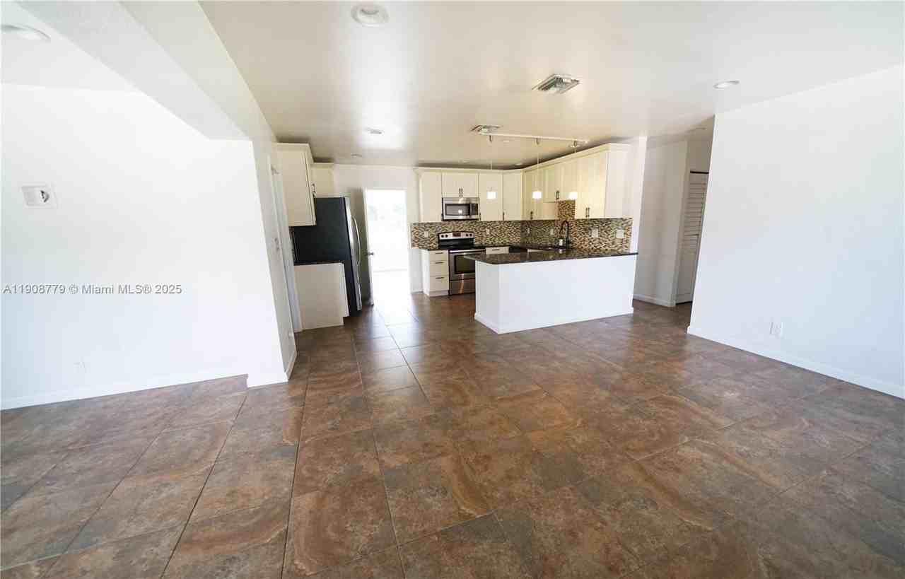 2300 Sw 42nd Ter - Photo 5 of 15