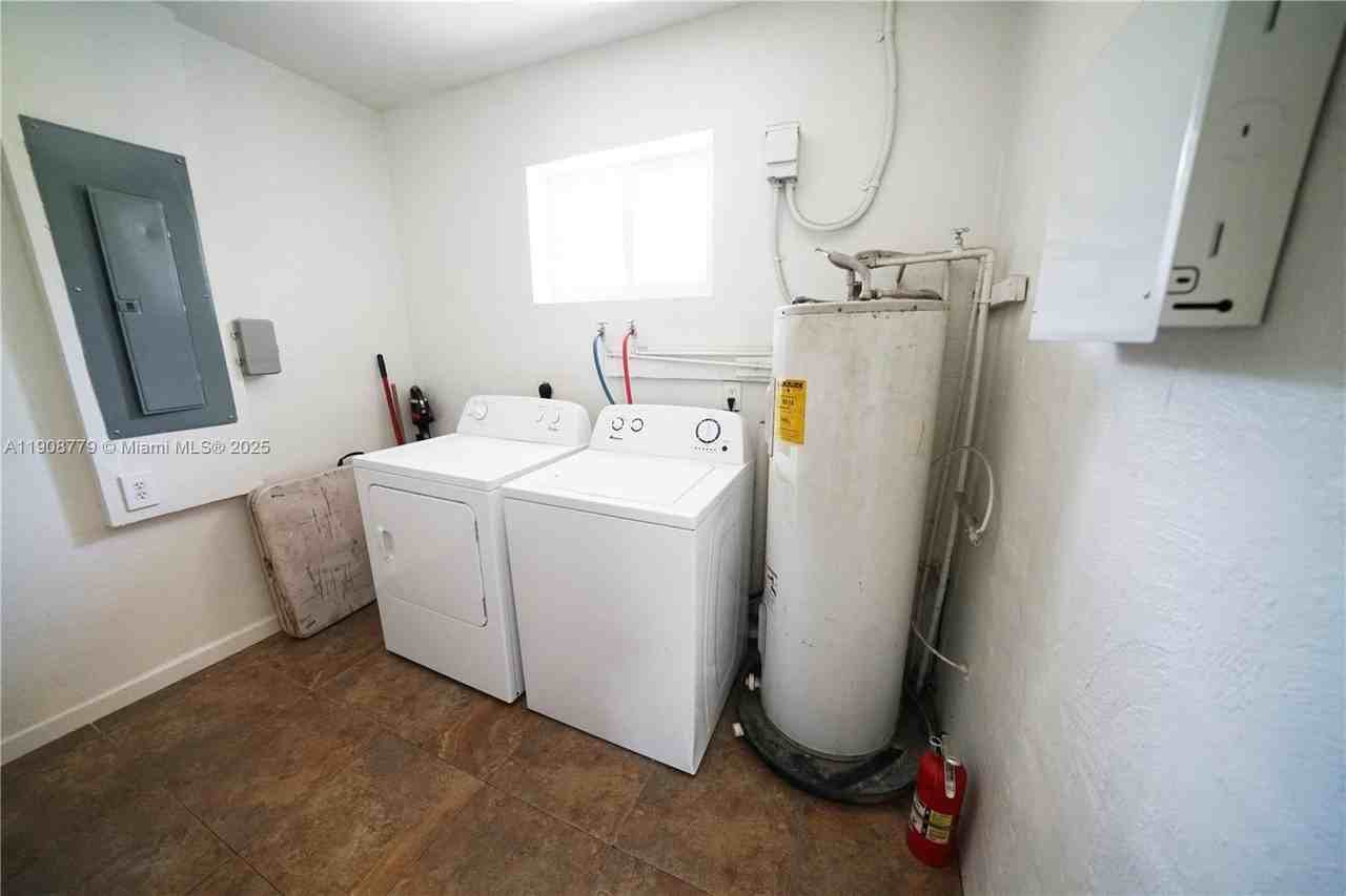 2300 Sw 42nd Ter - Photo 6 of 15