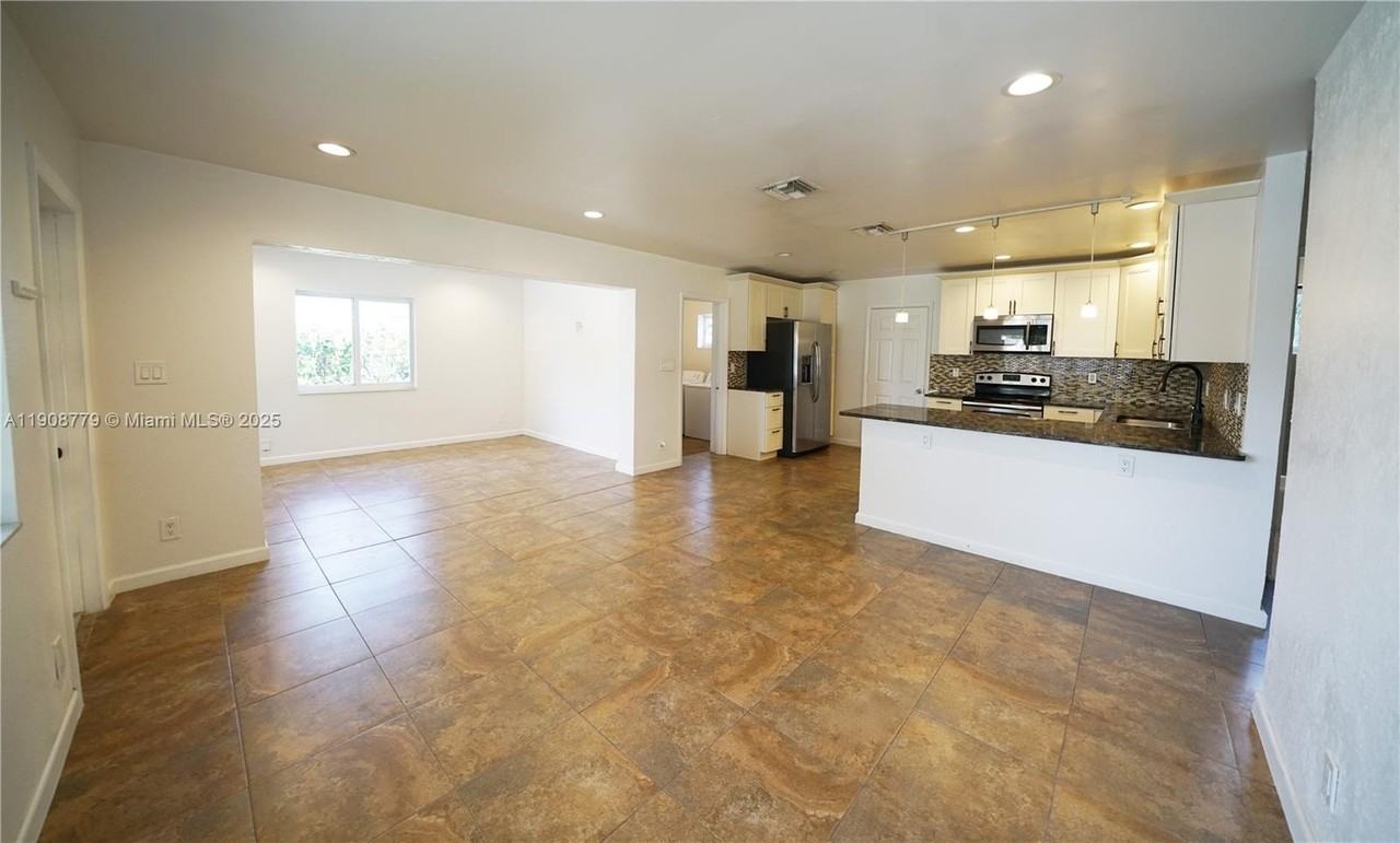 2300 Sw 42nd Ter - Photo 7 of 15