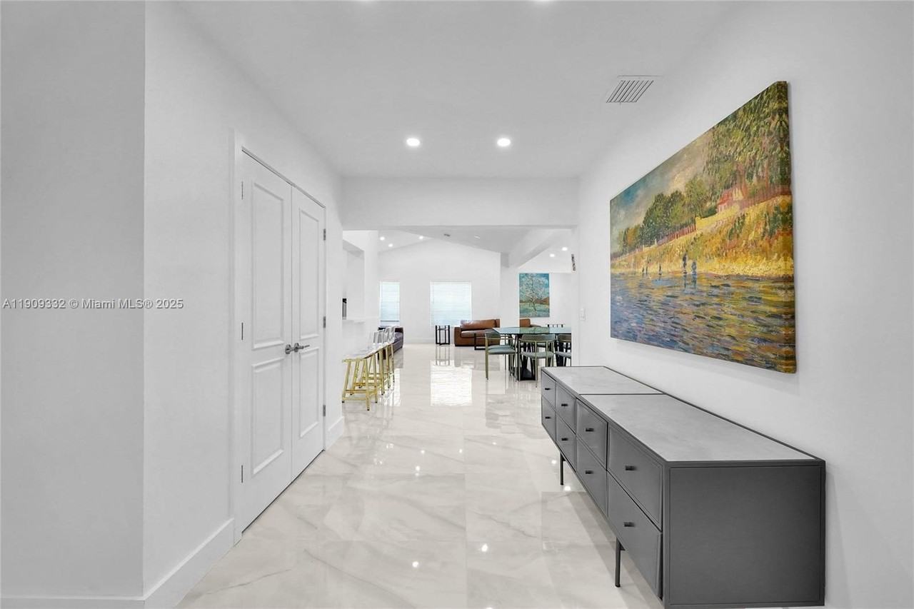 18280 Ne 8th Ave - Photo 2 of 33