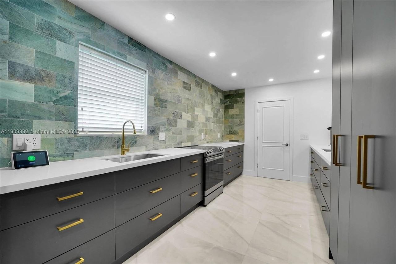 18280 Ne 8th Ave - Photo 3 of 33