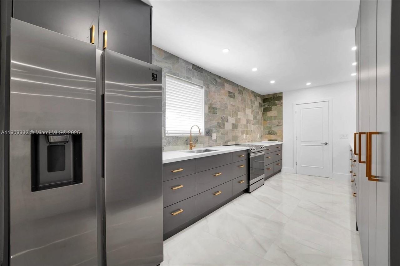 18280 Ne 8th Ave - Photo 4 of 33