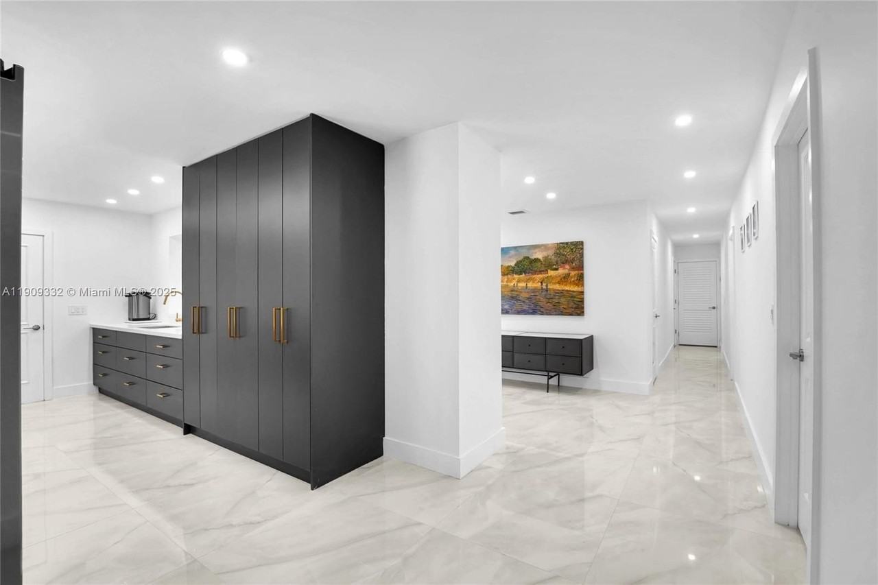 18280 Ne 8th Ave - Photo 5 of 33