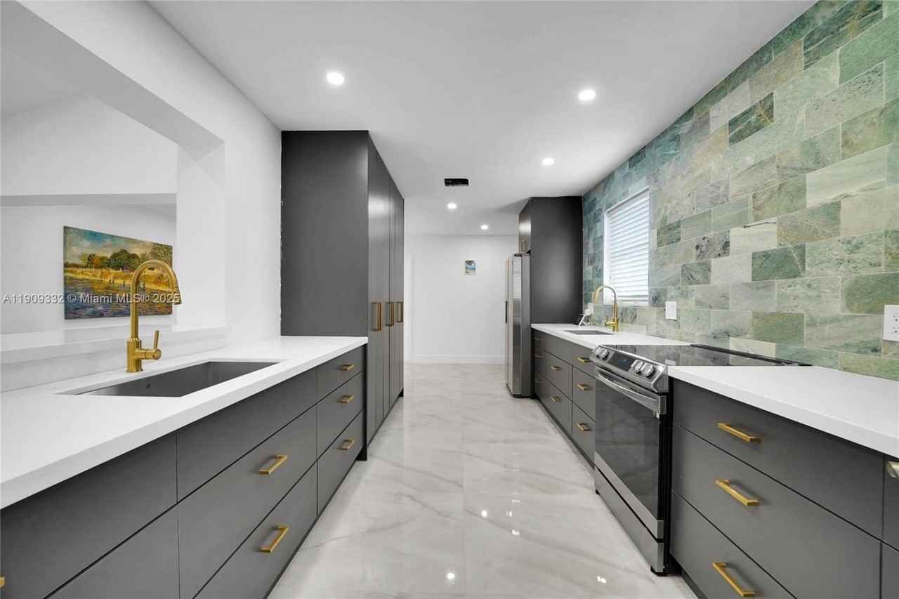 18280 Ne 8th Ave - Photo 6 of 33