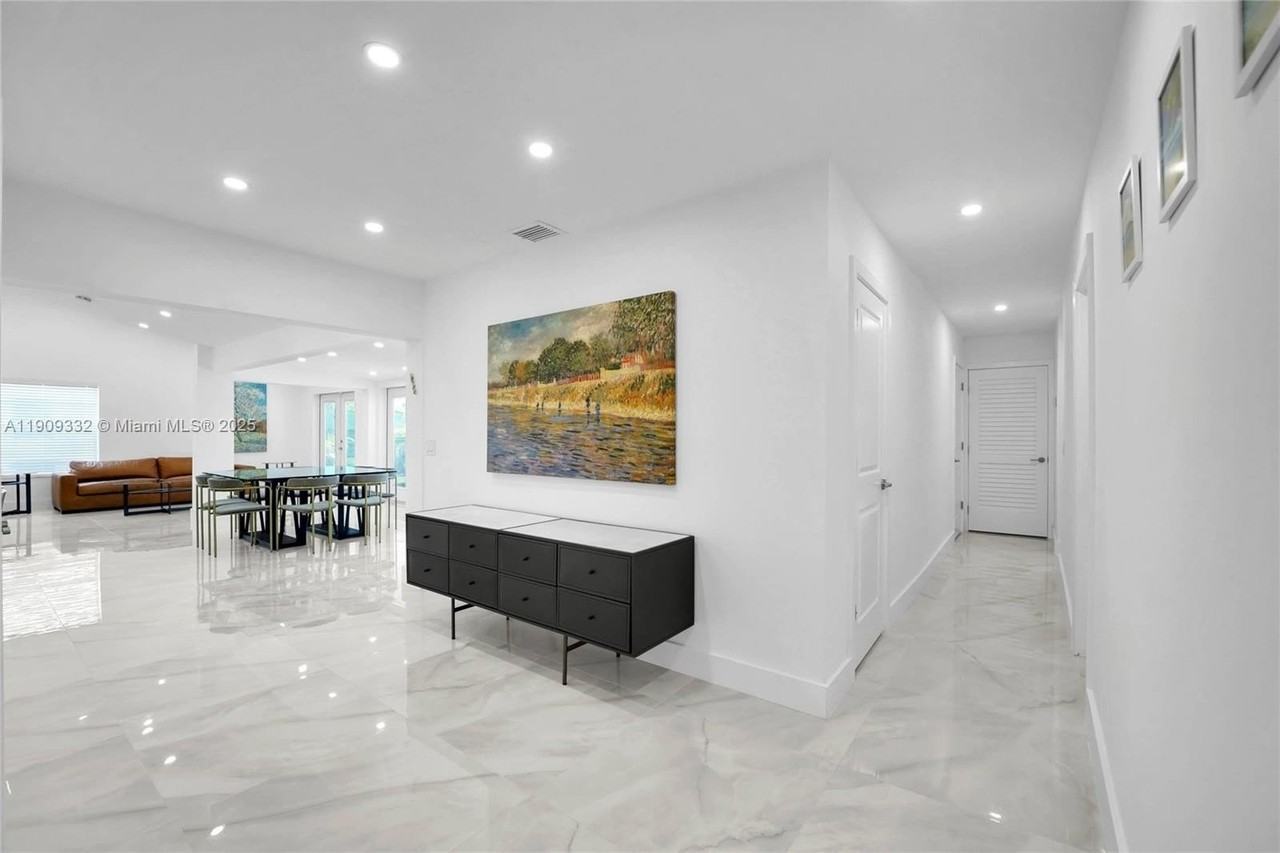 18280 Ne 8th Ave - Photo 7 of 33