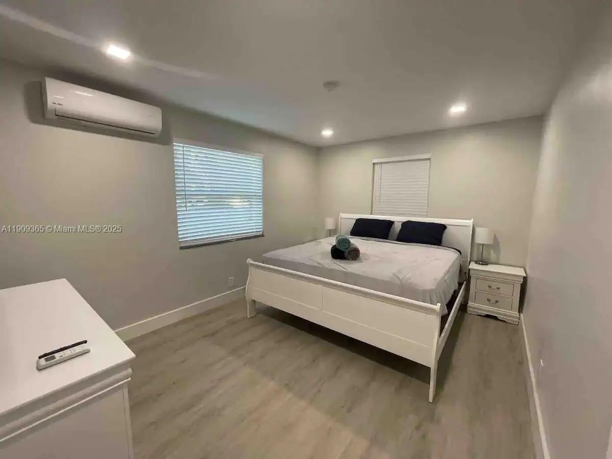 1929 Dewey St #1927 - Photo 3 of 16