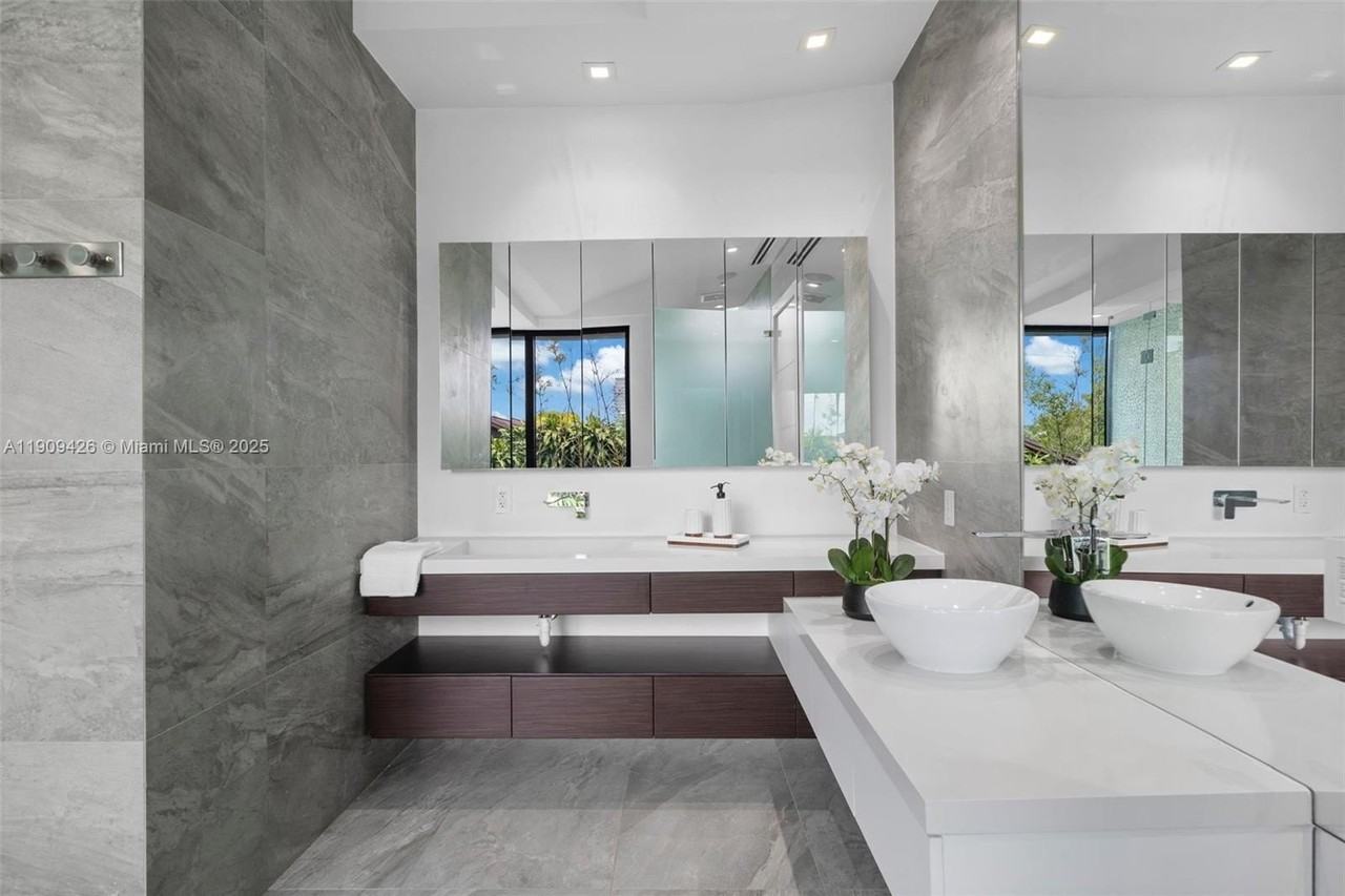 521 Holiday Dr - Photo 4 of 10