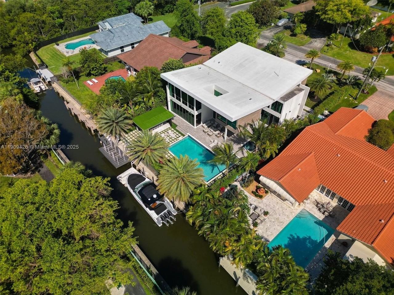 521 Holiday Dr - Photo 5 of 10