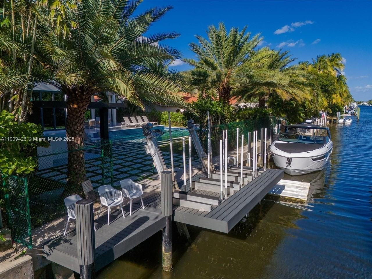 521 Holiday Dr - Photo 6 of 10