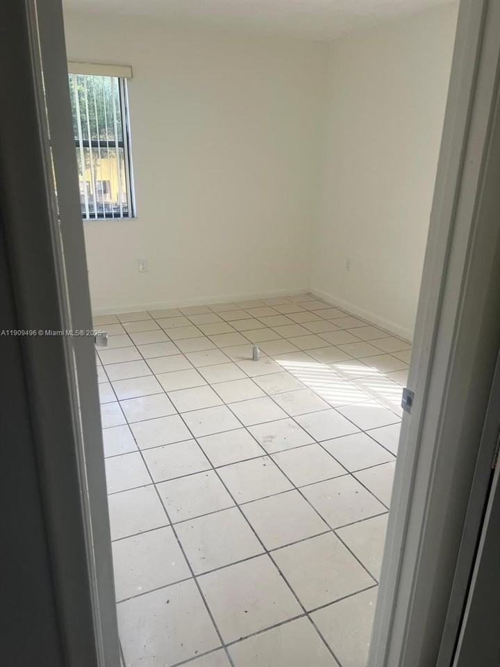 686 Nw 114th Ave #204 - Photo 2 of 27