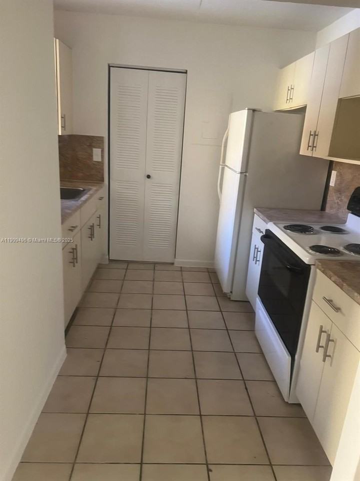 686 Nw 114th Ave #204 - Photo 5 of 27