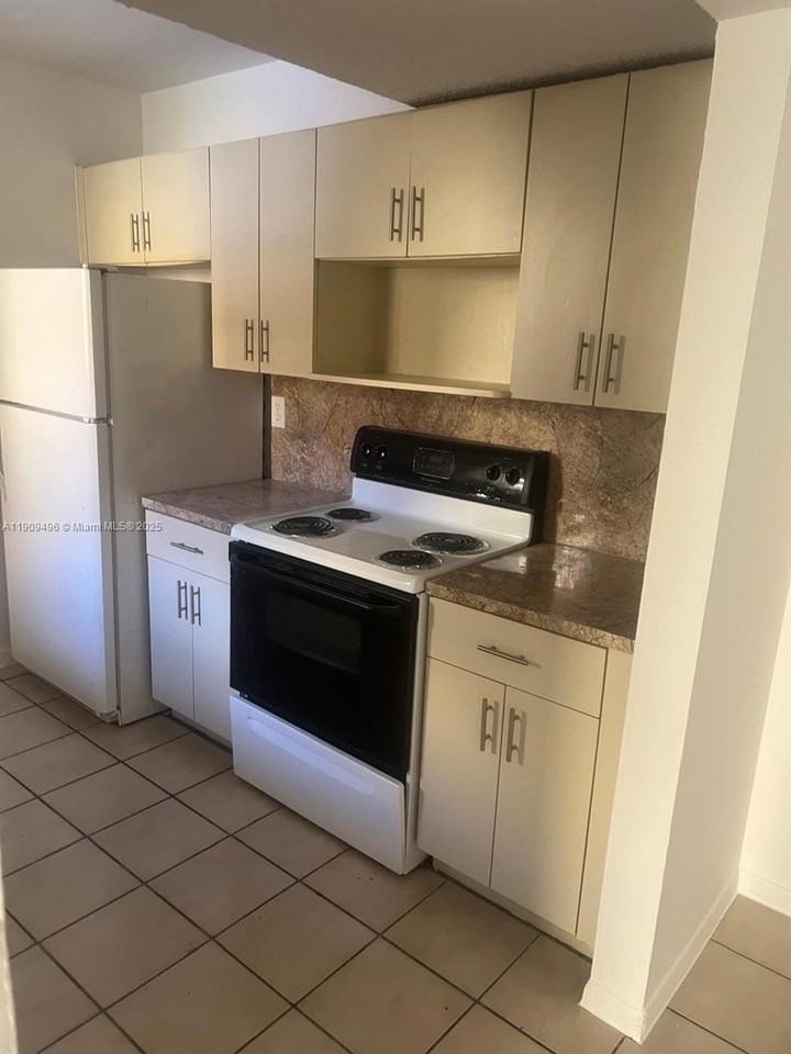 686 Nw 114th Ave #204 - Photo 6 of 27