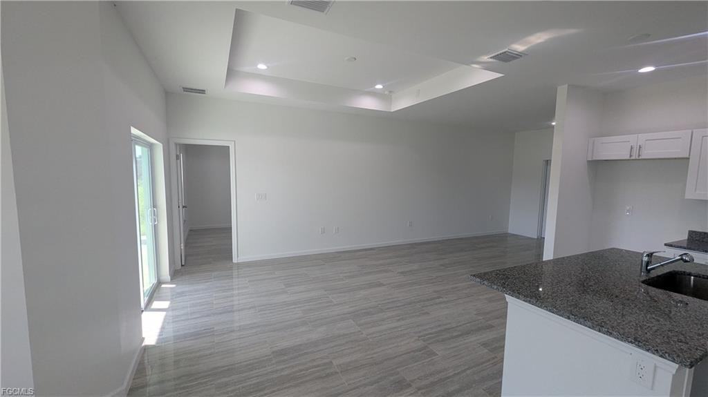 1027 Eisenhower Blvd - Photo 2 of 8