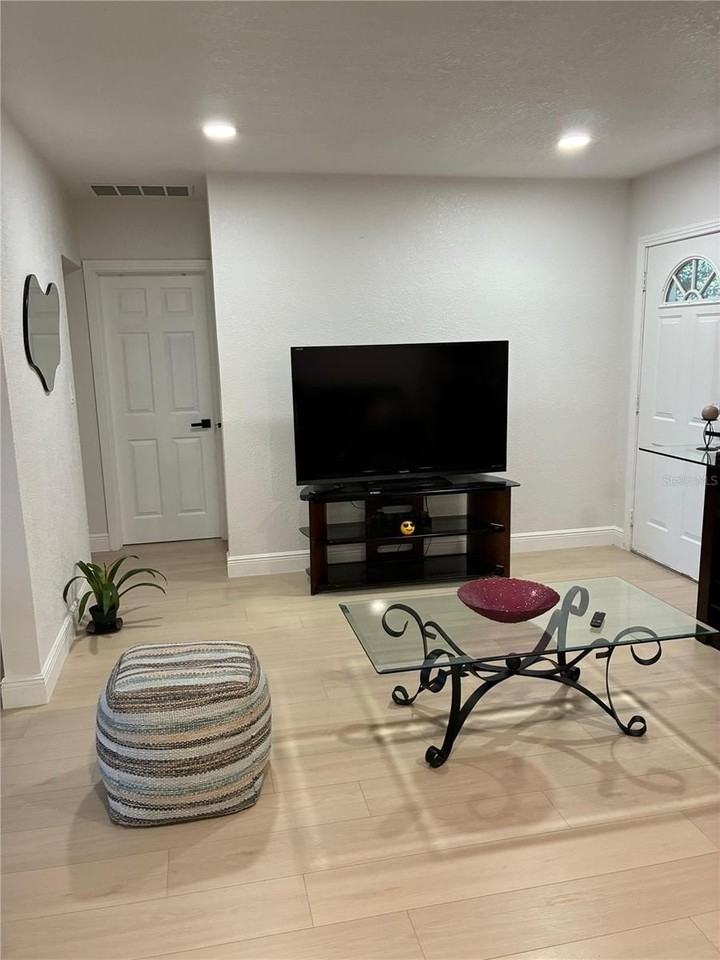 6 North Orion Avenue - Photo 3 of 16