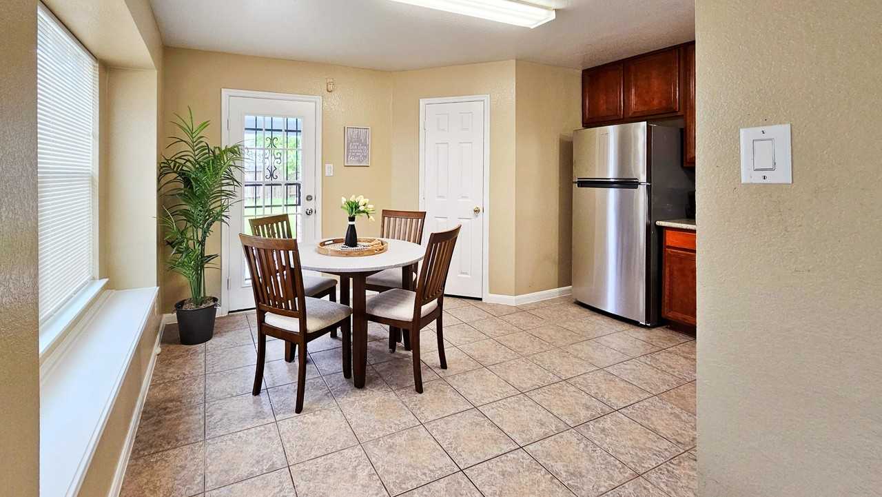 Skyview Trace Ct - Photo 3 of 12