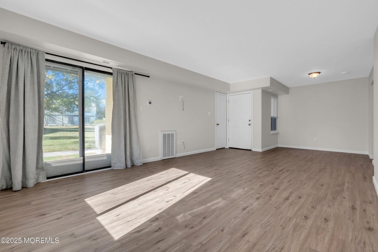 27 Newport Court #239 - Photo 4 of 25