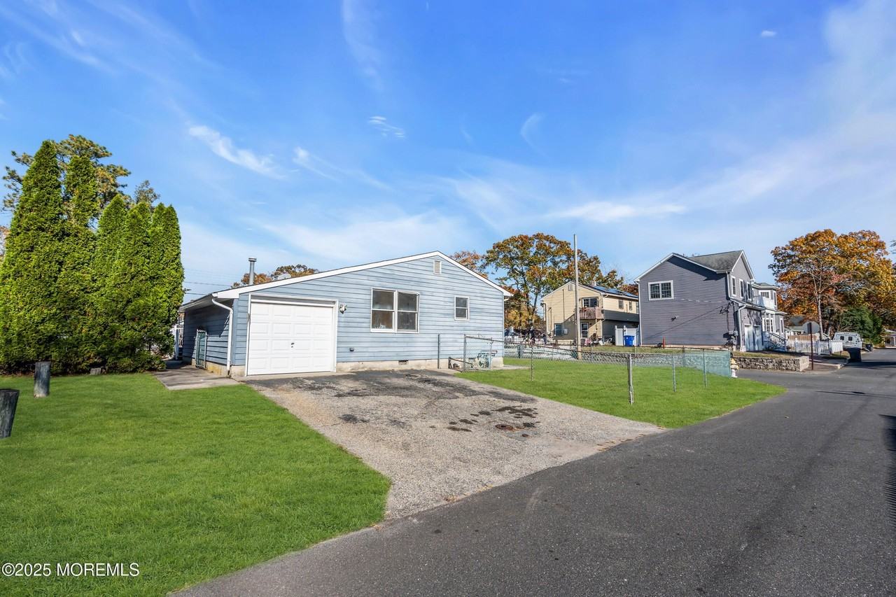 526 Bradley Blvd - Photo 3 of 34