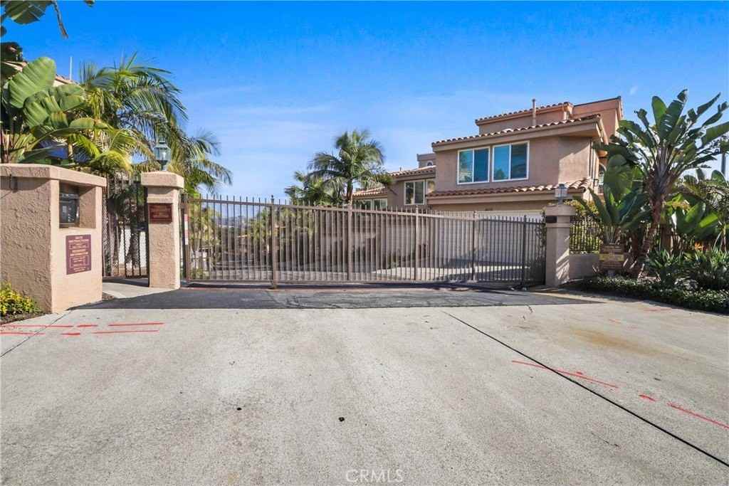 24401 Vista Point Lane - Photo 2 of 18