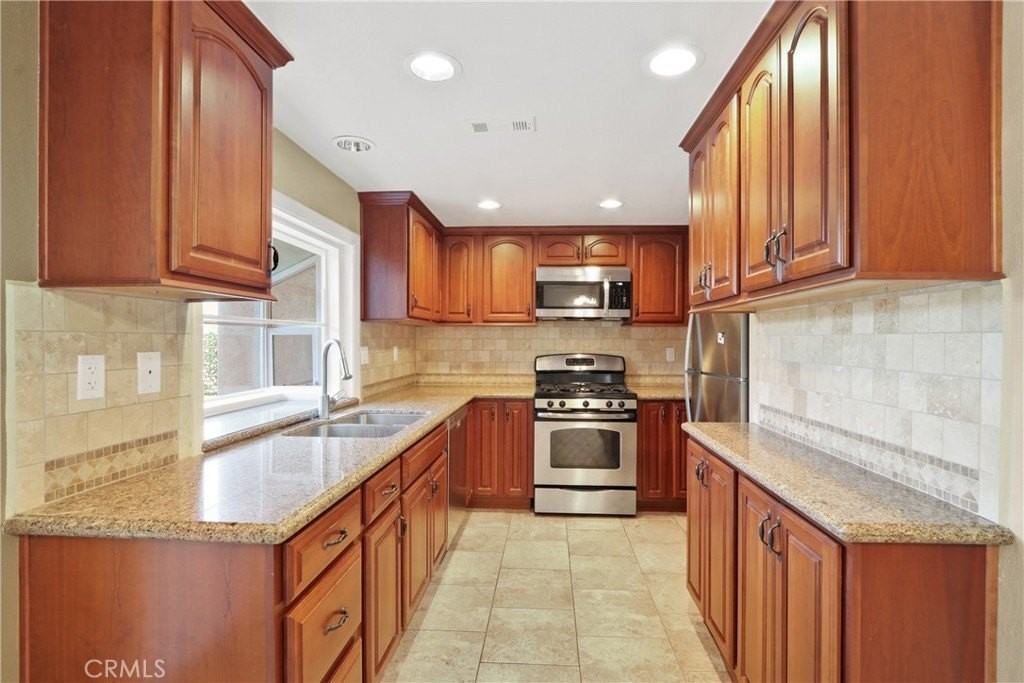 24401 Vista Point Lane - Photo 4 of 18