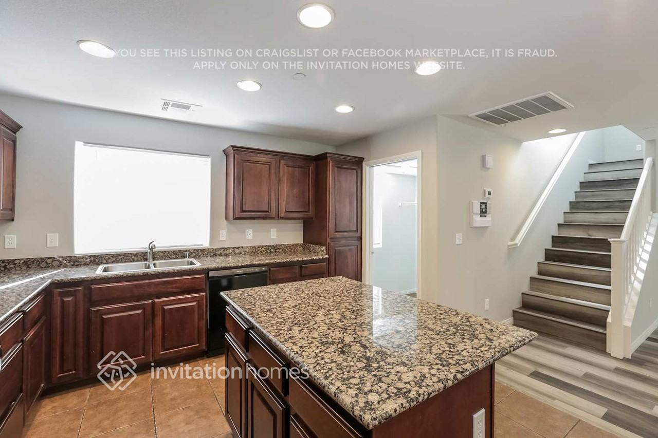 8933 Jennifer Anne Avenue - Photo 5 of 16