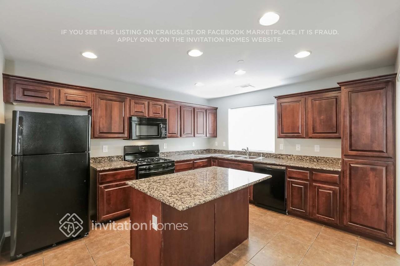 8933 Jennifer Anne Avenue - Photo 6 of 16