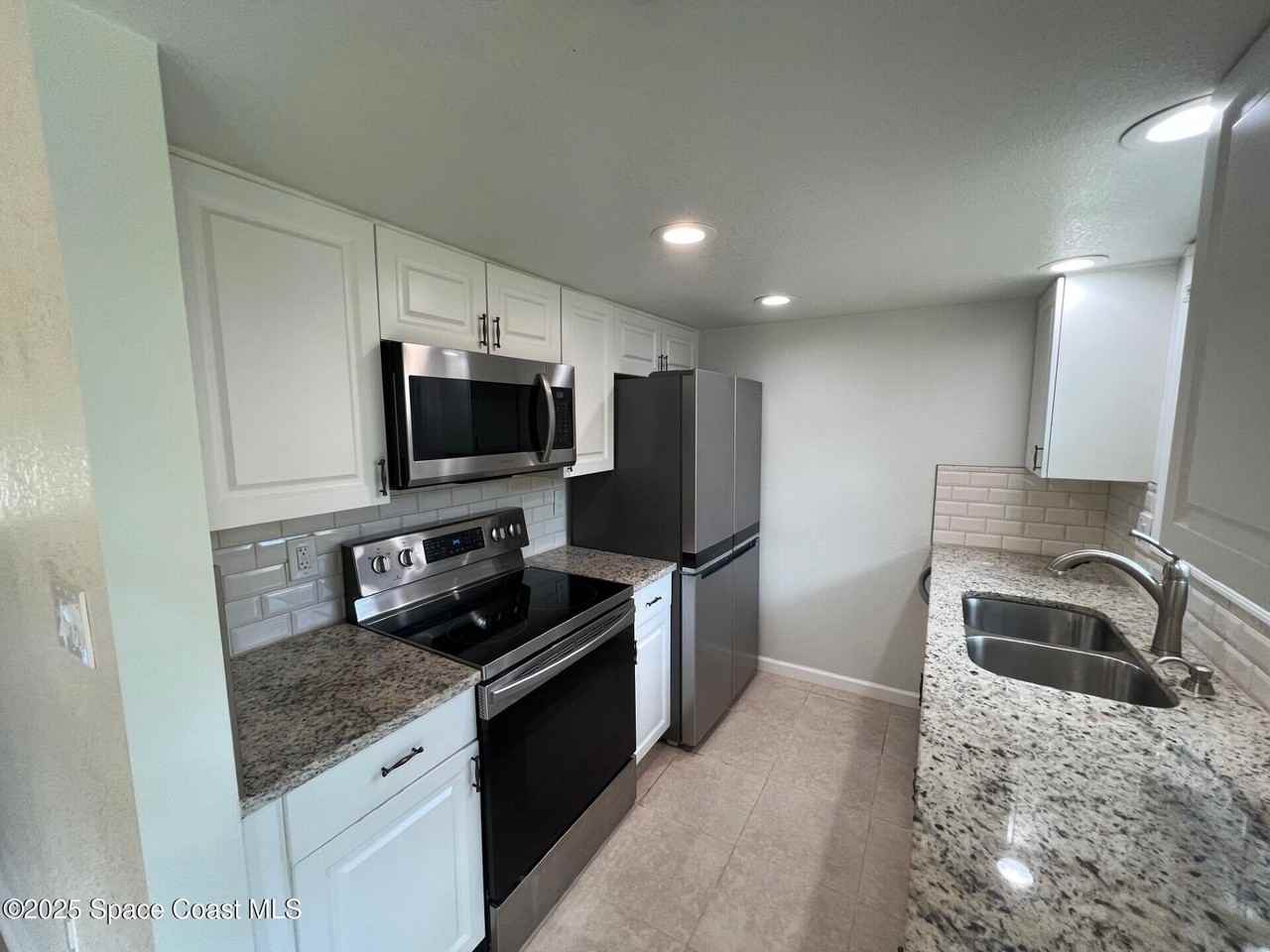 1301 Arlington Ln Ne Apt 112 #112 - Photo 4 of 15