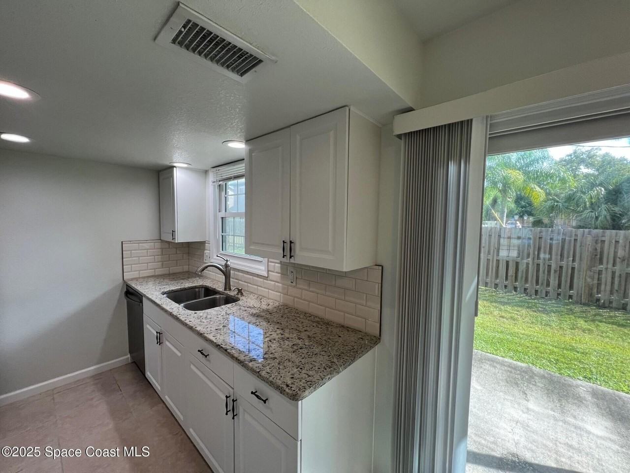 1301 Arlington Ln Ne Apt 112 #112 - Photo 5 of 15