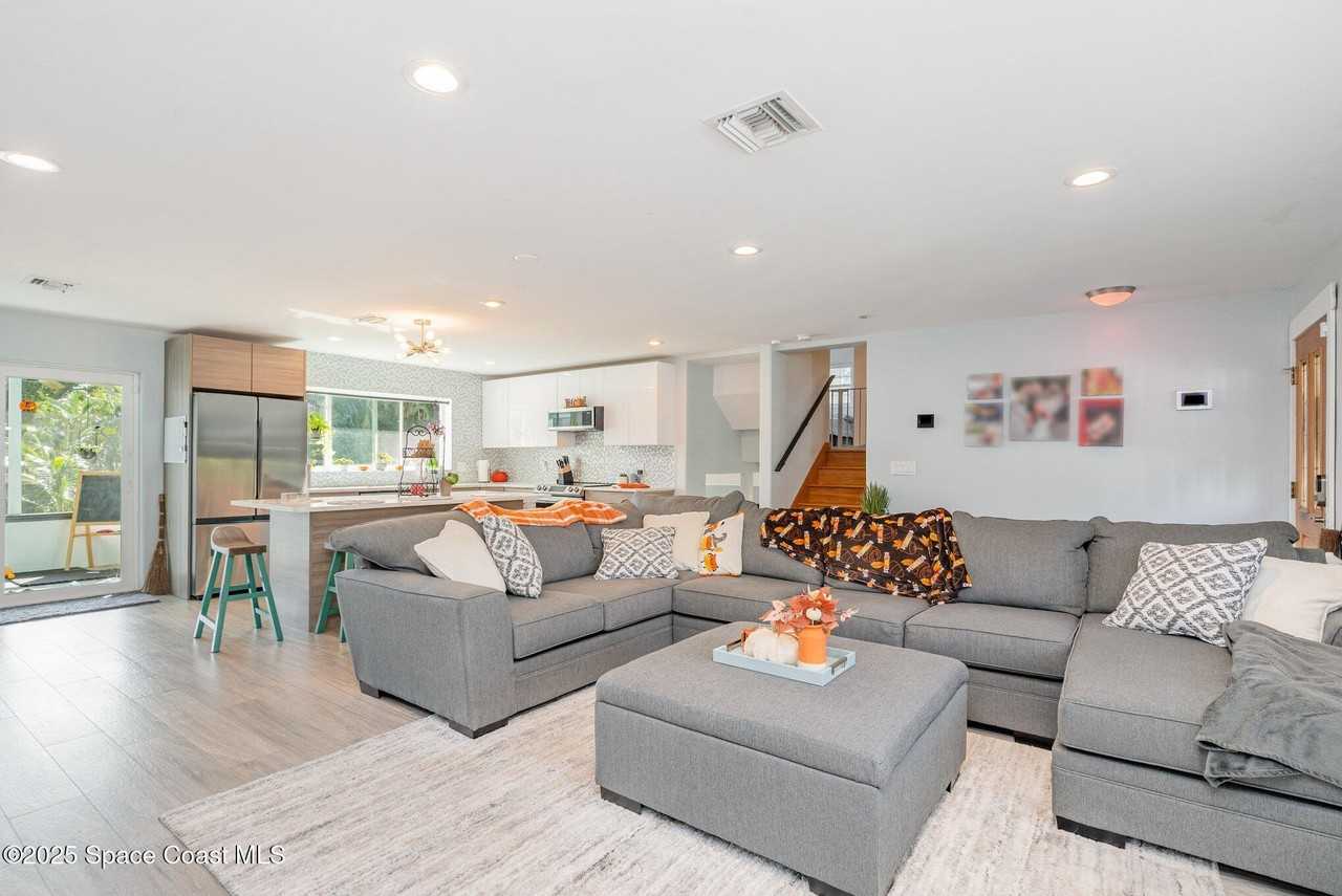 409 E Melbourne Ave - Photo 4 of 16