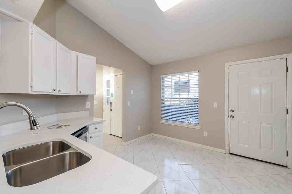 11194 Wandering Oaks Dr - Photo 6 of 16