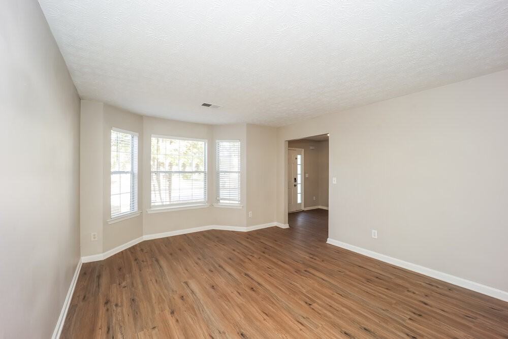 275 Vaness Dr - Photo 4 of 17