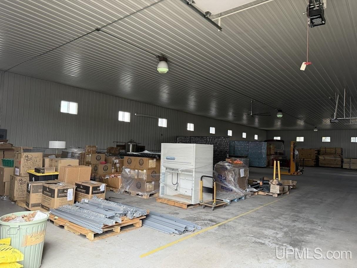 406 Railway Ave - Photo 2 of 7