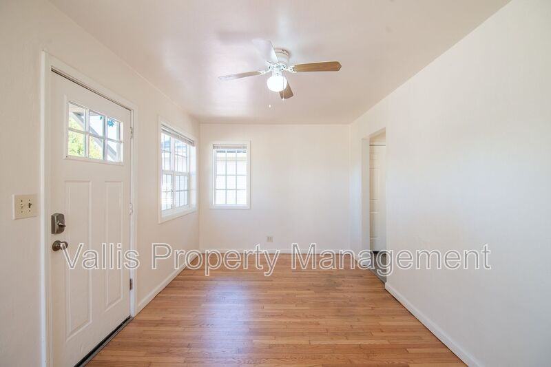 526 19th St Ne - Photo 3 of 10