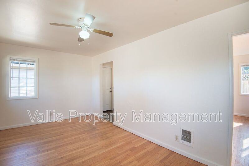 526 19th St Ne - Photo 4 of 10