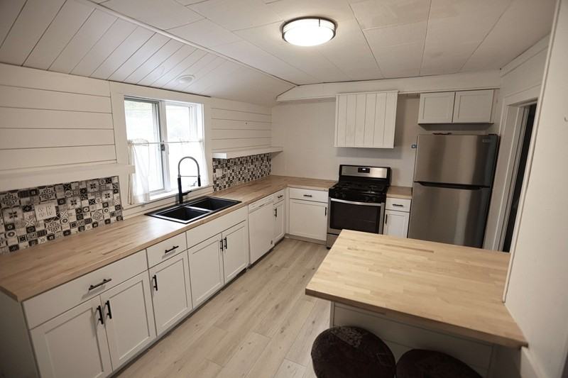 826 Pennoyer Avenue - Photo 2 of 6