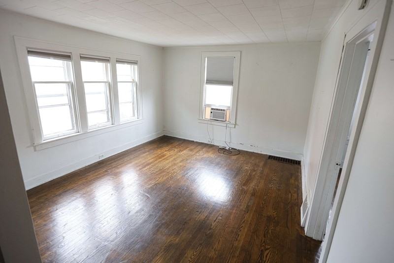 826 Pennoyer Avenue - Photo 3 of 6