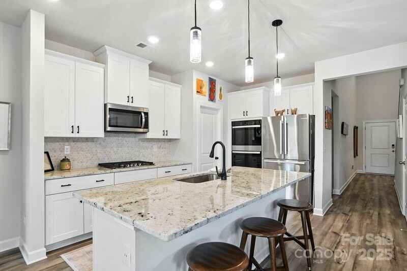 3140 Seville St - Photo 4 of 13