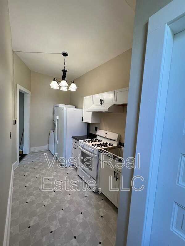 502 E Locust St - Photo 3 of 10