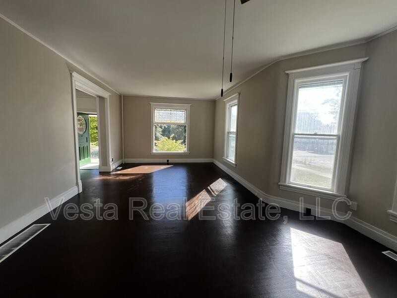 502 E Locust St - Photo 4 of 10