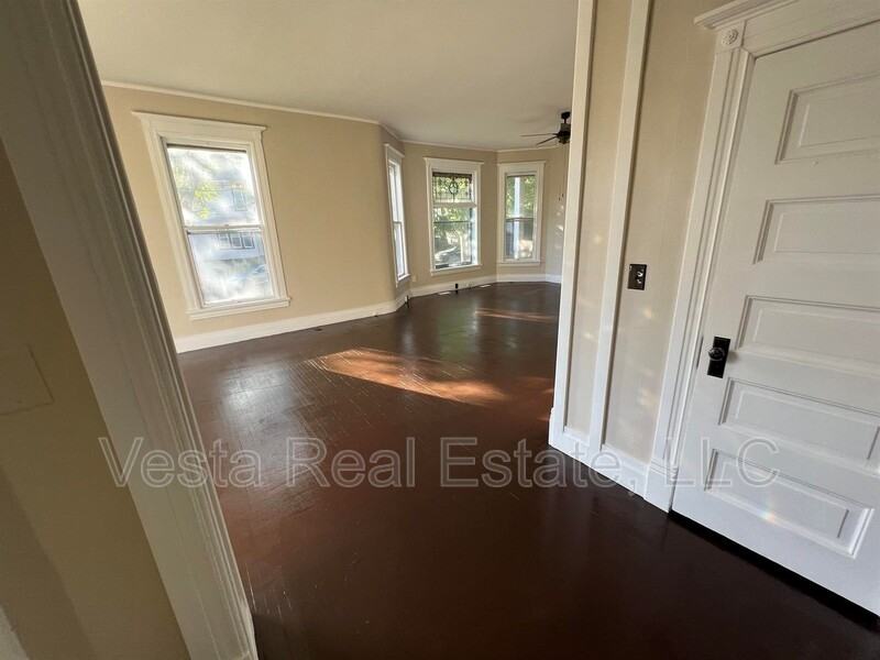 502 E Locust St - Photo 6 of 10