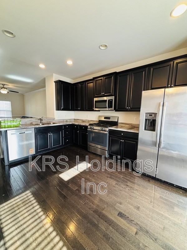 516 Sloane St - Photo 2 of 11