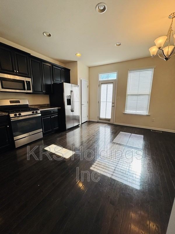 516 Sloane St - Photo 3 of 11