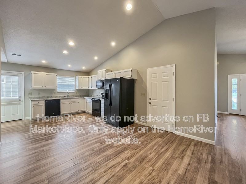 439 Martin Ave - Photo 3 of 25