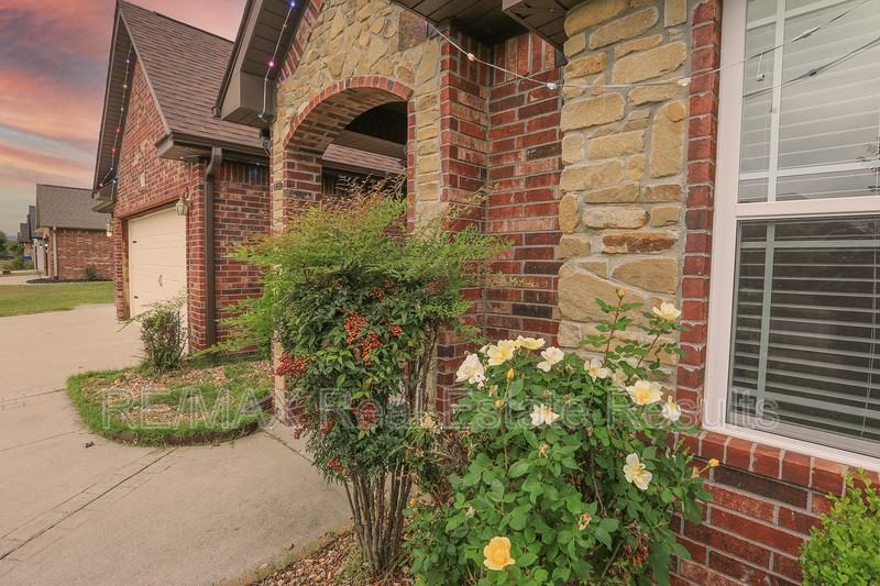 2202 Sw Tupelo Ave - Photo 3 of 49