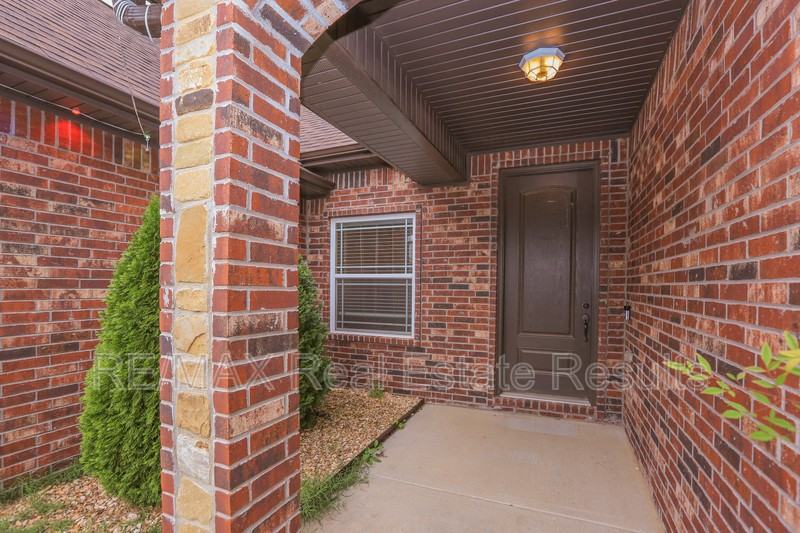 2202 Sw Tupelo Ave - Photo 4 of 49