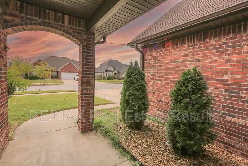 2202 Sw Tupelo Ave - Photo 5 of 49