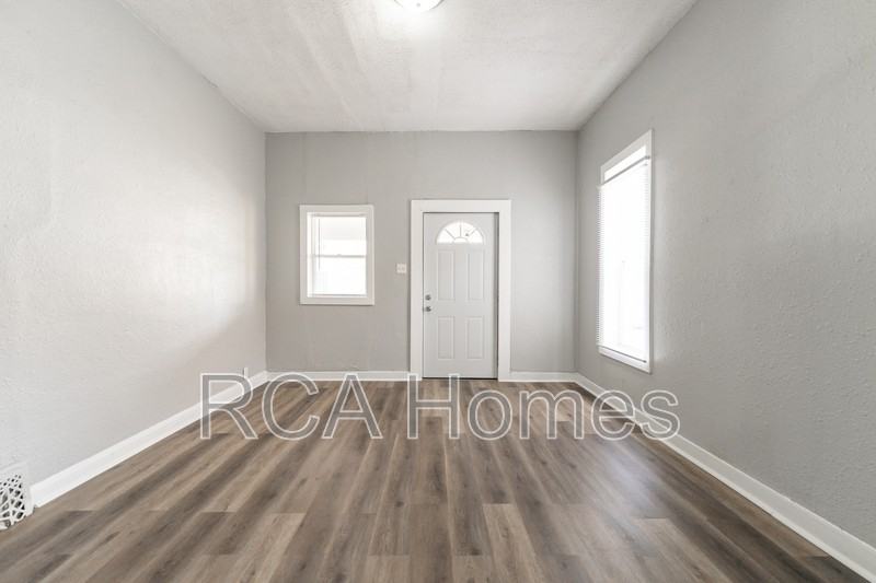 2427 N Kenwood Ave - Photo 2 of 13